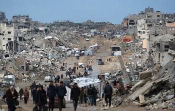 سكان قطاع غزة وسط الدمار