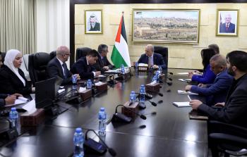 محمد مصطفى مع فريق وزارة الأشغال