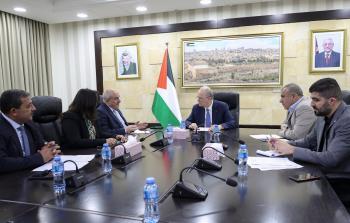 رئيس الوزراء يوجه بإغاثة النازحين من مناطق شمال الضفة