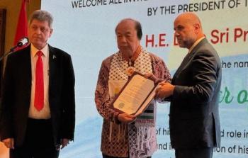 الهباش يكرم مؤسسة طاهر الخيرية الإندونيسية