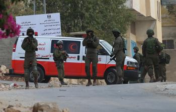 قوات الاحتلال تحاصر سيارة إسعاف في جنين