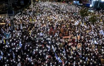 الآلاف يتظاهرون للمطالبة باستكمال اتفاق وقف إطلاق النار مع غزة