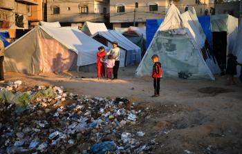 تراكم النفايات في غزة وسط خيام النازحين