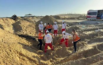 اكتشاف جثامين طواقم الهلال الأحمر والدفاع المدني برفح