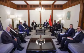 وزير الخارجية التركي خلال لقاء مع قيادات من حماس