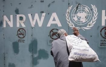 مسن فلسطيني على أبواب أحد مقرات الأونروا في غزة