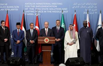 محمد مصطفى خلال المؤتمر الصحفي