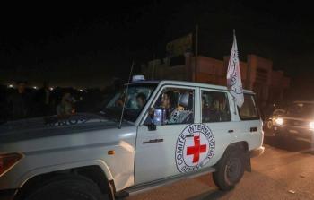 مركبات الصليب الاحمر خلال تسلم أسرى إسرائيليين من غزة