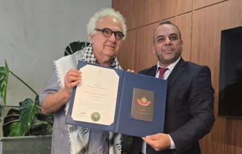 الرئيس عباس يمنح الروائي البرازيلي حاطوم وسام الثقافة