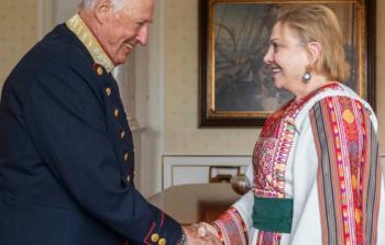 ملك النرويج يتسلم أوراق اعتماد سفير فلسطين كدولة مستقلة