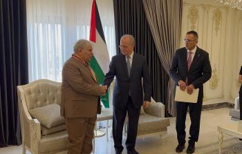 الرئيس عباس يمنح الفنان محمد حسين عبد الرحيم وسام الثقافة