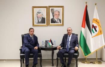 حسين الشيخ مع المبعوث الروسي