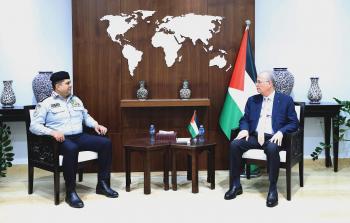 رئيس الوزراء يلتقي مدير عام الدفاع المدني