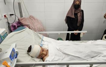 الطفل المصاب آدم يرقد للعلاج في مجمع ناصر الطبي