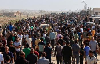 فلسطينيون يتوجهون لاستلام المساعدات من المكان المجهز في رفح