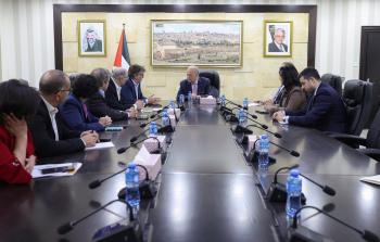 مصطفى يبحث مع 