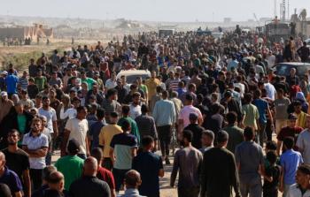 مواطنون يتوجهون لاستلام المساعدات الأمريكية من مركز التوزيع غرب رفح