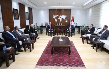 رئيس الوزراء يتسلم التقرير السنوي لسلطة الأراضي