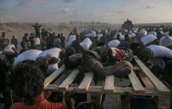 10 شهداء وإصابات حرجة باستهداف منتظري المساعدات وسط قطاع غزة