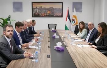 تفاصيل لقاء حسين الشيخ مع الممثل الخاص للاتحاد الأوروبي