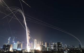 محاولة اعتراض صواريخ إيرانية في سماء إسرائيل