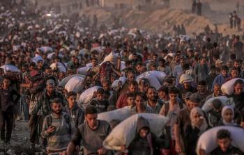 مواطنون يحاولون الحصول على كميات من الدقيق في غزة