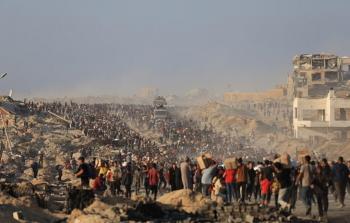 الآلاف في غزة يحتشدون لتلقي المساعدات الغذائية