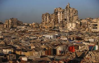 الدمار في غزة وسط خيام النازحين - تعبيرية