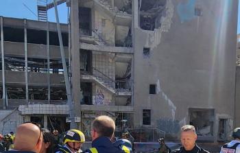 جانب من مبنى تضرّر إثر الدفعة الأخير من الصواريخ