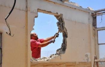 مواطن يهدم منزله ذاتياً