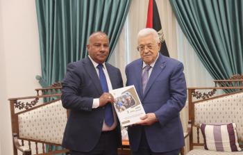الرئيس عباس يستلم التقرير السنوي لهيئة مقاومة الجدار والاستيطان