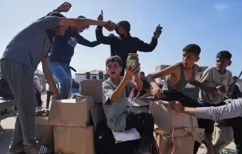 جياع بغزة أُجبروا على الزحف وسط إطلاق نار إسرائيلي كثيف - تعبيرية