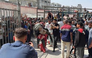 شهيد و14 إصابة في استهداف الاحتلال نقطة توزيع مساعدات وسط القطاع