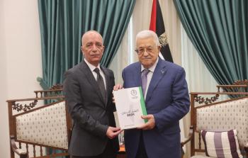 الرئيس عباس يتسلم التقرير السنوي لسلطة الأراضي