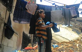 الطفلة نسرين تتحدى الركام من أجل التعليم في غزة