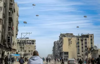 توزيع المساعدات جواً في غزة