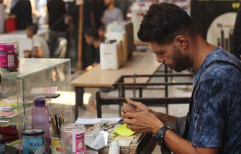 تصليح العملات في غزة: محمد عدوان يعيل أسرته وسط الأزمات المتزايدة