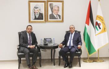 حسين الشيخ مع القنصل الفرنسي