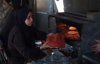 غزة - نازحات يخبزن تحت رماد الحرب