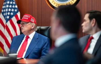 ترامب وأعضاء حكومته بالبيت الأبيض