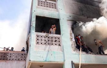 تعرض مركز إيواء يضم نازحين للقصف واشتعال النيران