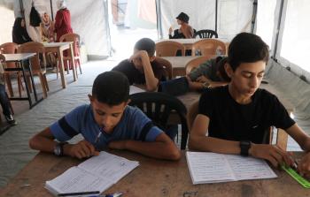 طلاب غزة يتعلمون في مساحات تعليمية