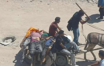 من شهداء المجزرة اليوم يتم نقلهم عبر كارة يجرها حيوان
