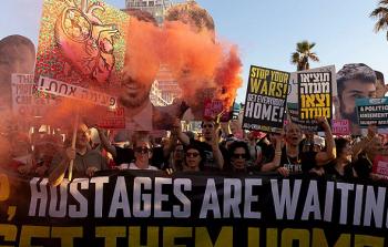 عائلة أسرى إسرائيليين تطالب بصفقة شاملة وإنهاء حرب غزة