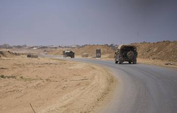 مركبات عسكرية إسرائيلية على محور «موراغ» في جنوب غزة يونيو الماضي (أ.ب)