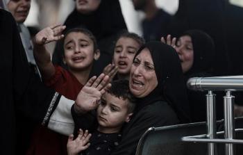 بكاء عائلات الشهداء في غزة على ذويهم - تعبيرية