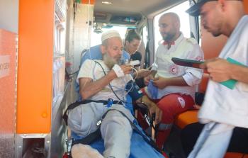 ستوطنون يعتدون على مسن مبتور القدم في يطا