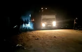 20 شهيدا ومصابون بانقلاب شاحنة فوق عشرات المُجوّعين بوسط قطاع غزة