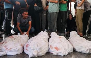 وزارة الصحة تستلم 15 جثماناً لشهداء من غزة