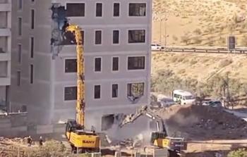 الاحتلال يشرع بهدم بناية شرق بيت لحم